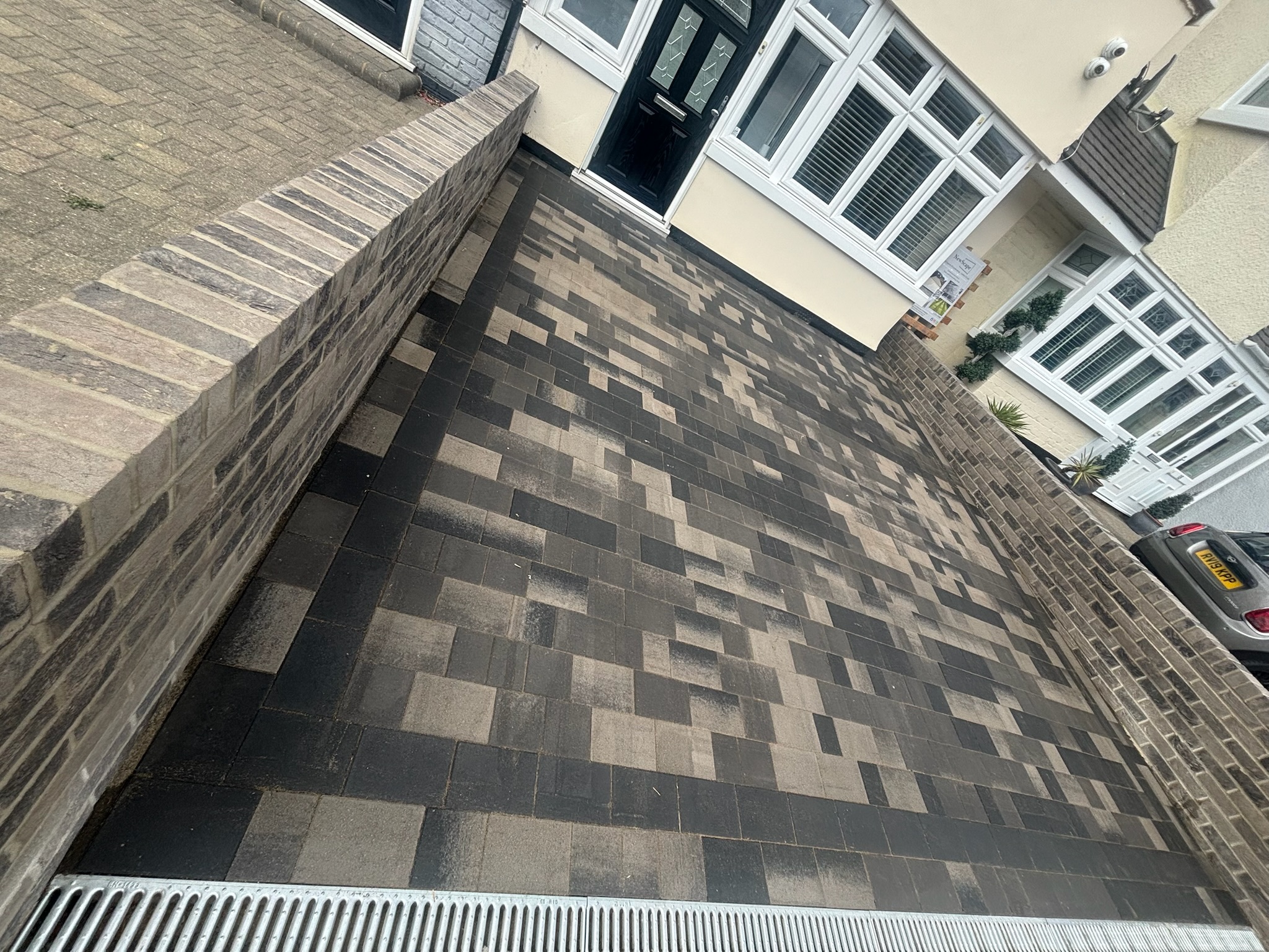 Castlepave Smooth Driveway with Ashingdon Grey Wall finished photo 2