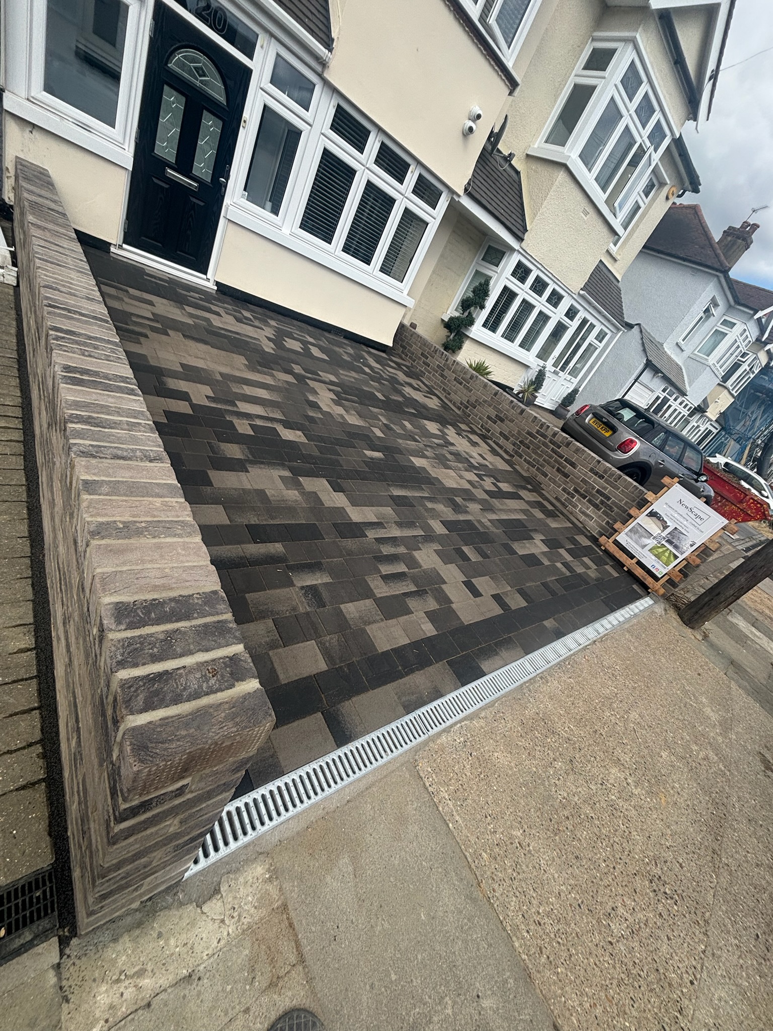 Castlepave Smooth Driveway with Ashingdon Grey Wall finished photo 3